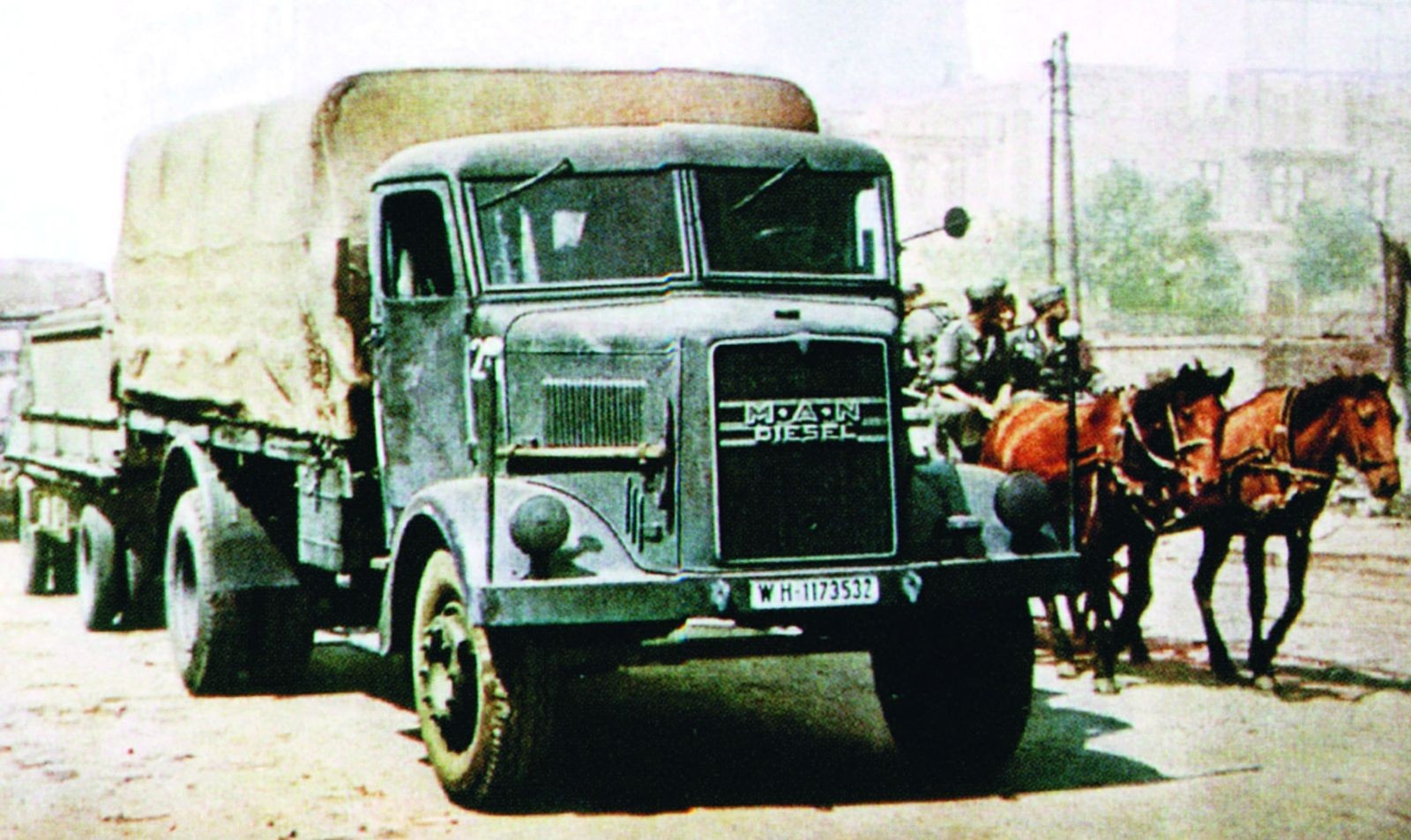 Смешанная колонна Вермахта во главе с грузовиком MAN ML4500S. 1940 год