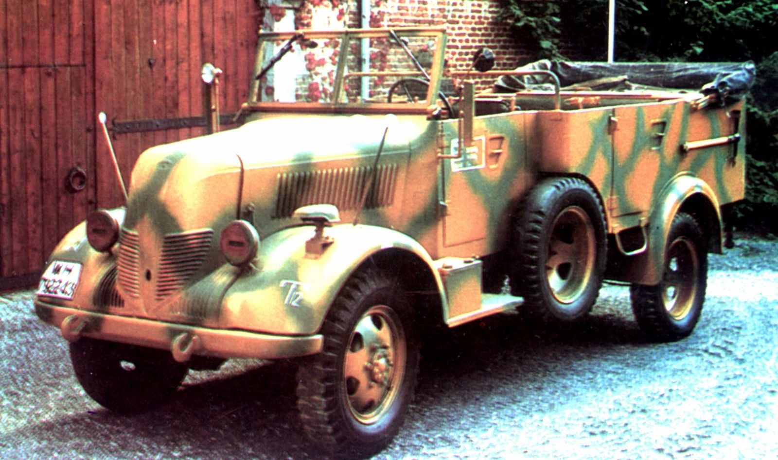 Штабной Phänomen Granit 1500А с цельнометаллическим кузовом и вращавшимися боковыми колёсами. 1941-1944 гг.