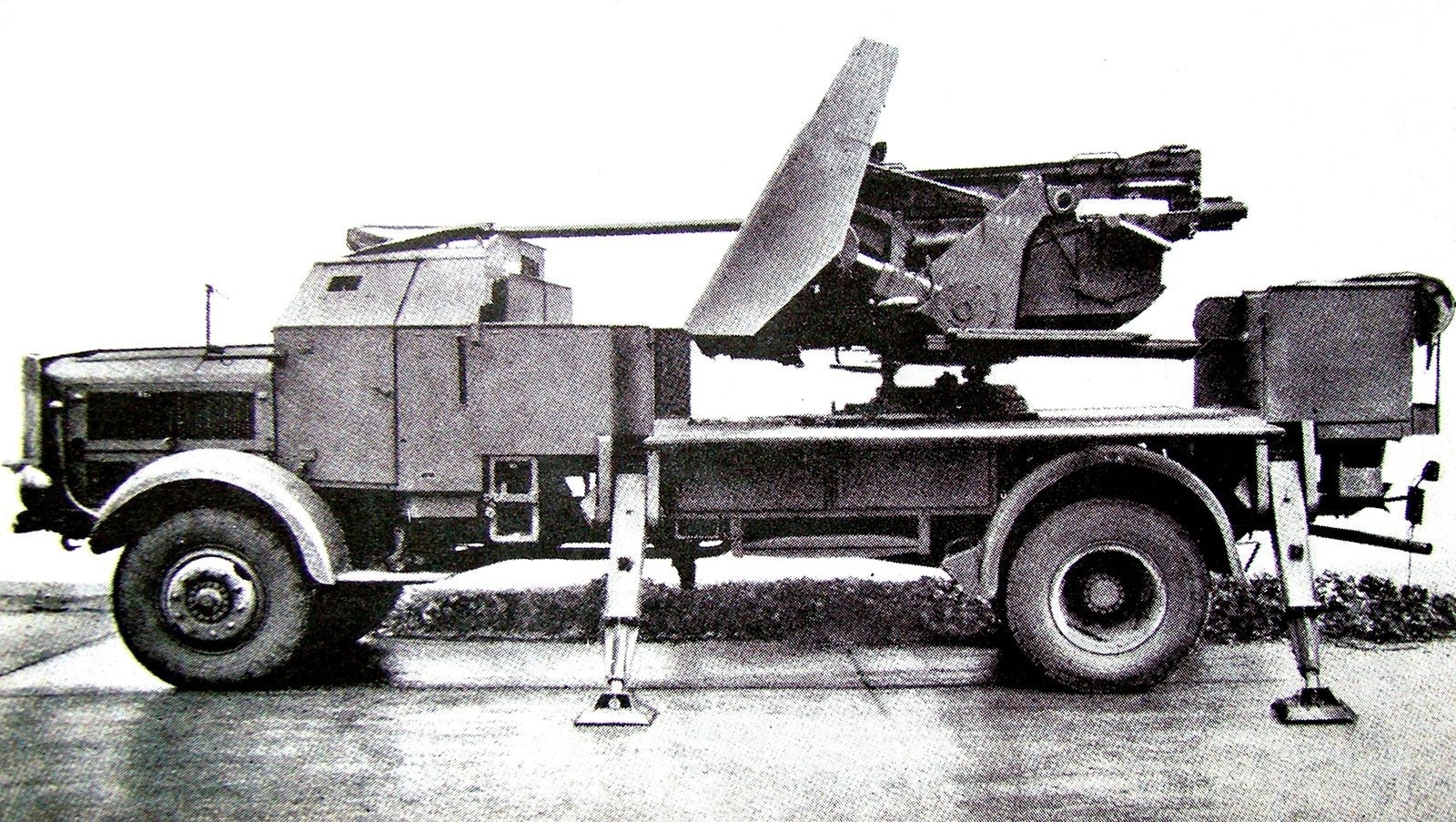 Полубронированная артиллерийская установка Flak-41 (37 мм) на шасси L4500A. 1941 год