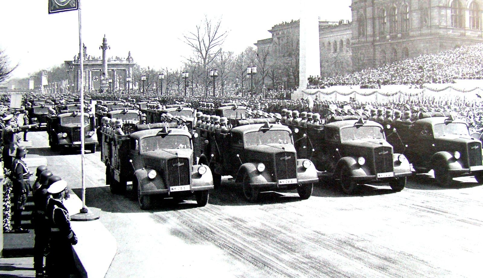 На параде в Берлине массовые грузовики Opel Blitz 3,6-36S со скамьями в кузовах на 12 солдат