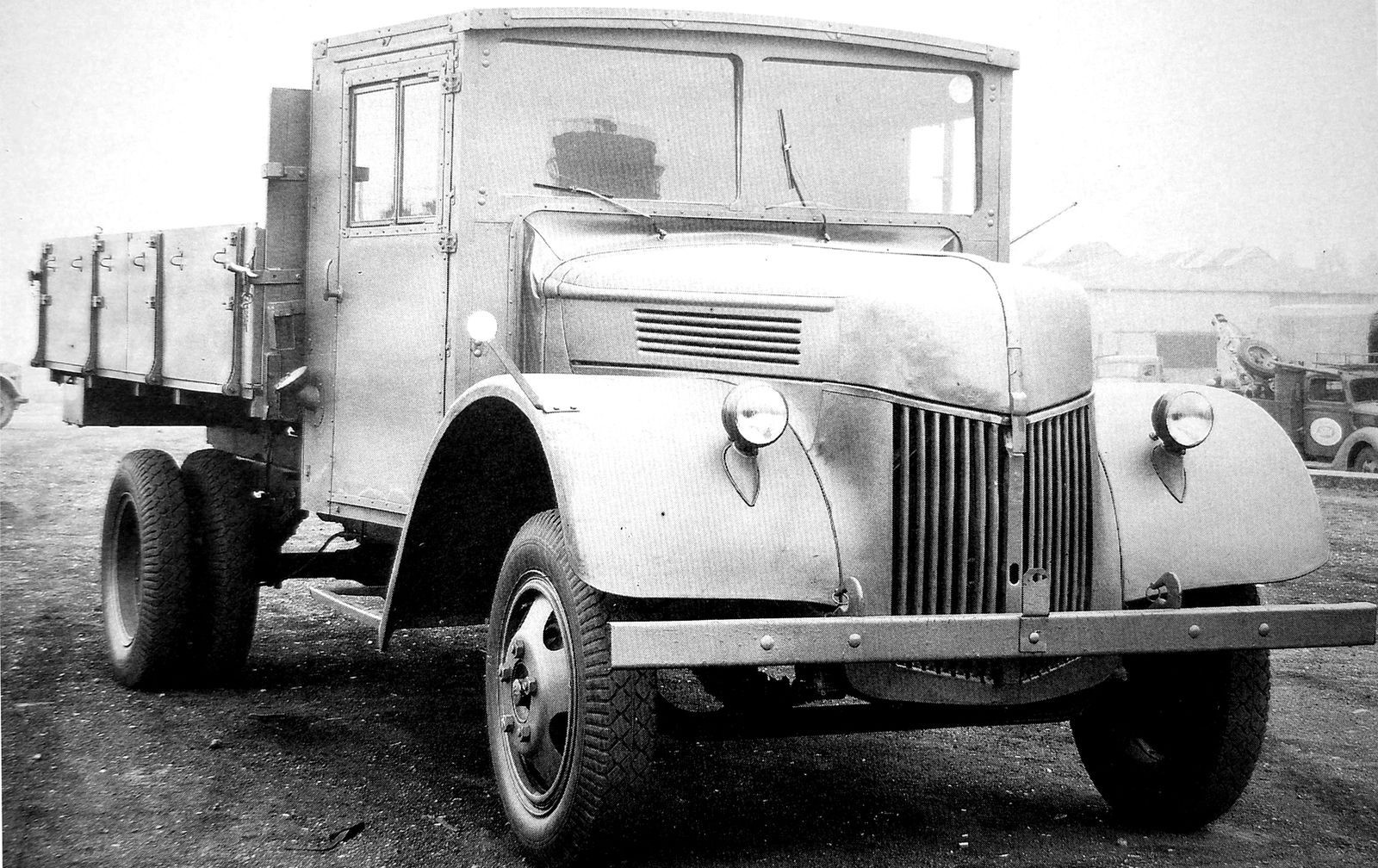 Бортовой Ford G997T последнего выпуска с деревянной кабиной и штампованными крыльями. 1944 год