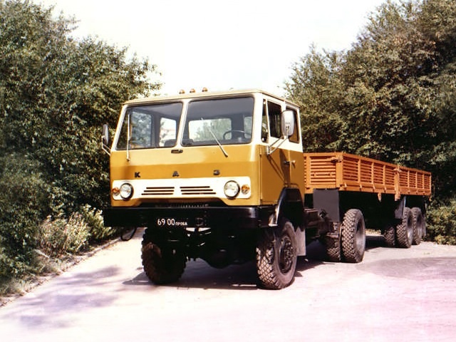 Опытный автопоезд повышенной проходимости с полуприцепом КАЗ-9378 для транспортировки сельскохозяйственных грузов.